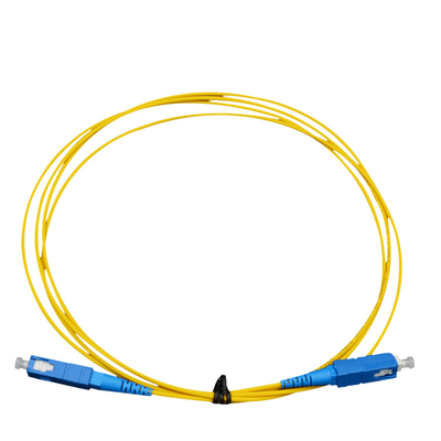 Cable de fibra óptica personalizado de chaqueta de PVC blanco conector azul / acuático para conexión estable a la red
