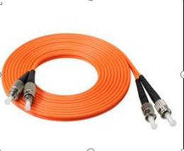 Material de chaqueta LSZH/PVC/PU Cordón de parche FC-ST con estabilidad a altas temperaturas y pérdida de inserción ≤ 0,3 dB
