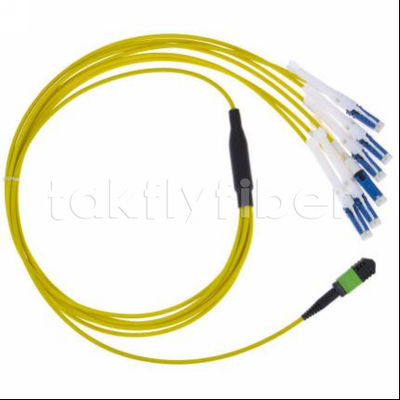Cable de conexión de fibra óptica MPO-CS duradero con pérdida de inserción ≤0.3dB y diámetro de fibra de 50/125 para redes de telecomunicaciones