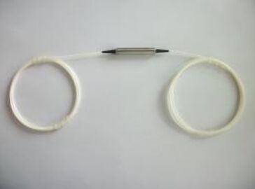 Aislador óptico de alta potencia insensible a la polarización