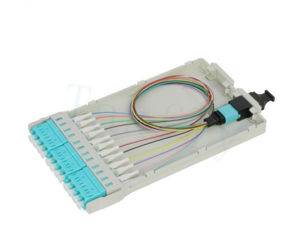 1U / 2U / 4U Panel de parche de cassette MPO de alta densidad Modulos MPO a cassette LC de montaje en bastidor, fácil de enchufar, adaptadores LC precargados para aplicaciones de centro de datos y SAN / LAN