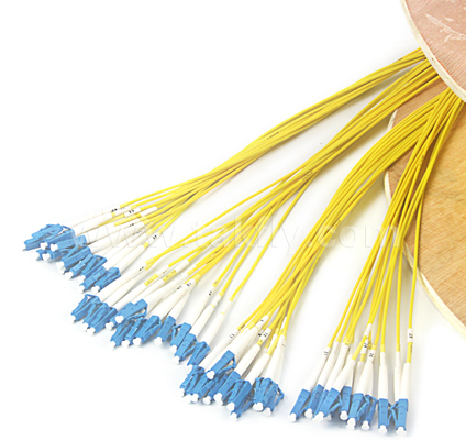 Cable de conexión de conexión preterminado LC-LC de 48 núcleos: configuraciones de conexión personalizadas de alta densidad (fibra desnuda/0,9 mm/2,0 mm/3,0 mm), para centros de datos y aplicaciones de interior/exterior