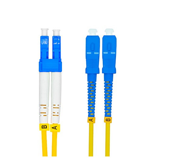 Conector de fibra óptica de grado de telecomunicaciones con pérdida < 0,3 dB UPC/APC Color del conector azul/beige de pulido