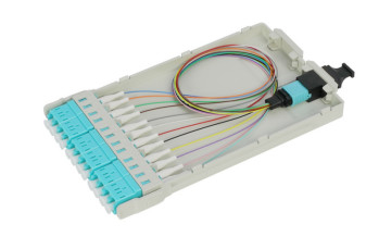 Diseño deslizante Panel de gestión de casetes MTP / MPO para diámetros de cable 0,9 / 2,0 / 3,0 mm -40 °C a 80 °C Rango de temperatura