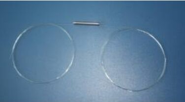 Mini aislador de etapa única insensible a la polarización